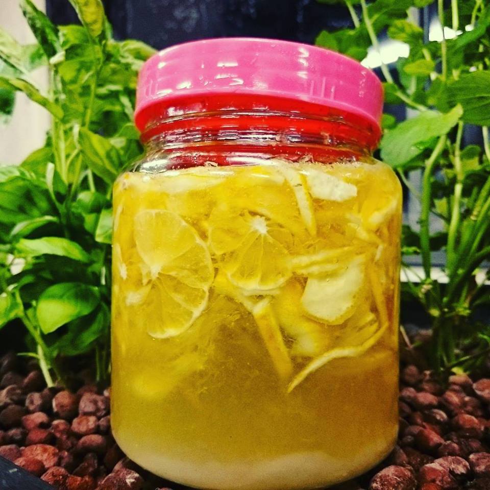 レモンの皮をむき、実を薄く切り、種をとり、砂糖、屋上で採蜜したはちみつとつけ込みます。
