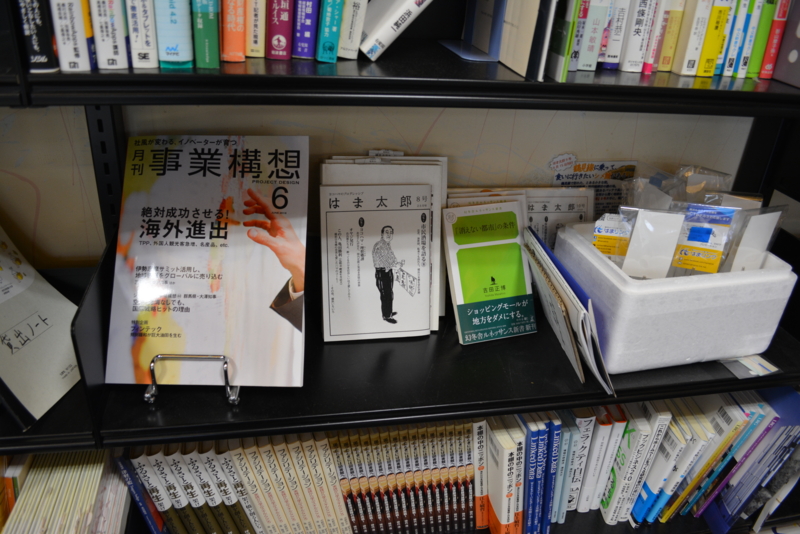 ラボ図書環には多種多様な本が並んでいます
