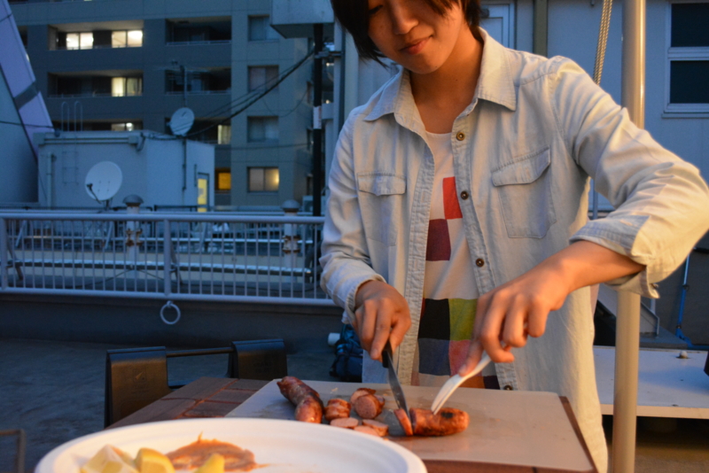 お肉を切って